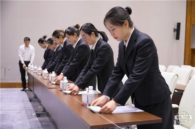 聚焦｜她們可不簡(jiǎn)單！微笑、問好、端茶續(xù)水，都是這樣苦練出來的——揭秘專業(yè)會(huì)務(wù)服務(wù)的幕后訓(xùn)練